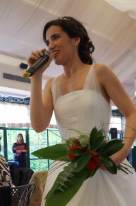 Elena pronunciando unas palabras en Hacienda del Álamo